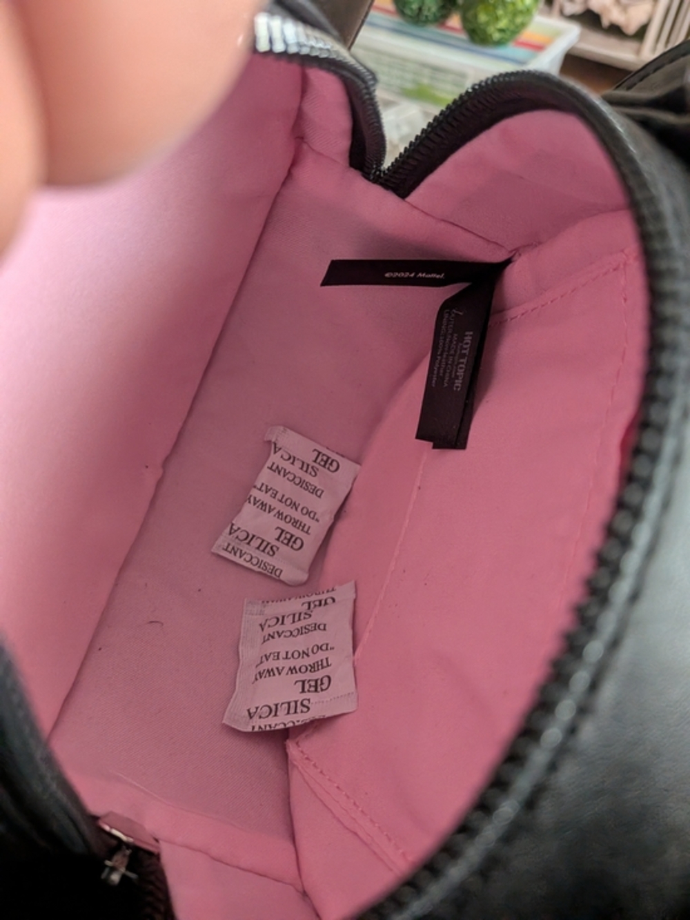 Monster High Skullette figural crossbody bag, likely from Hot Topic, Pink Bow - Picture 11 of 11